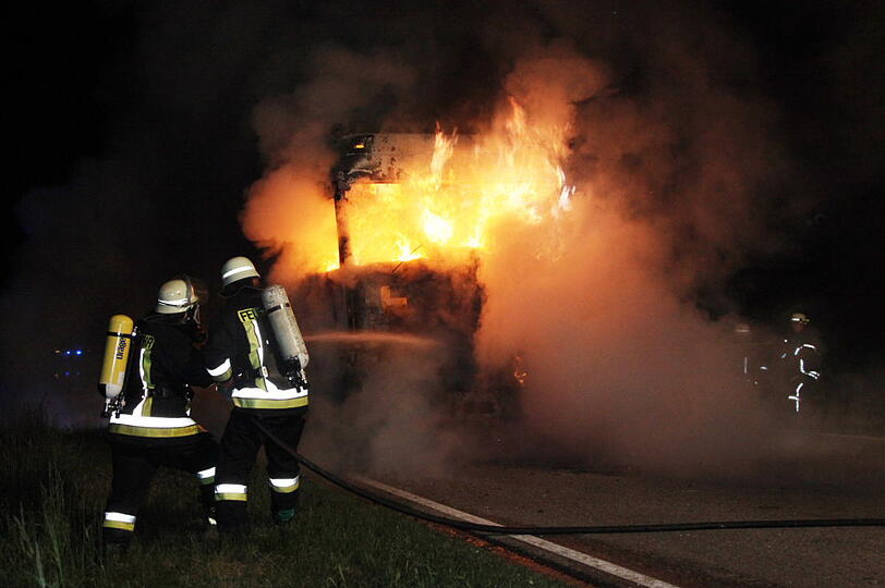Als die Feuerwehr ankam um den Brand zu löschen, stand das Fahrzeug bereits vollständig in Flammen. Die Bilder von der Löschaktion.
