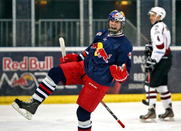 Torjubel: Kristian Posposil vom Juniorenteam des EHC.