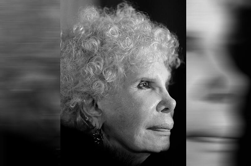 20.11. Herzogin von Alba (88)
Abschied von einer der schillerndsten Adels-Persönlichkeiten: Die Herzogin von Alba ist in ihrer Villa in Sevilla an einer schweren Lungenentzündung gestorben. Gespickt mit vielen Adelstiteln war sie eine der reichsten Frauen Spaniens.