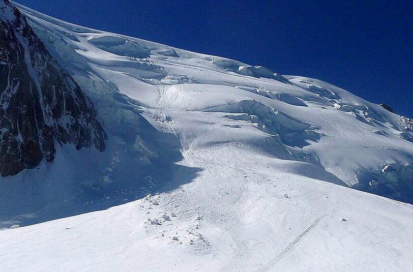 Laut Polizei wurden die Wintersportler zwar nur oberflächlich verschüttet, für zwei Urlauber kam aber jede Hilfe zu spät. (Archivbild)