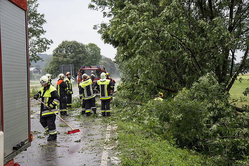 Schwere Unwetter im Berchtesgadener Land sorgten am Samstag für reichlich Chaos auf den Straßen. Die Bilder.