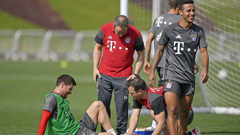 Schrecksekunde für Xabi Alonso und den FC Bayern: Im Training verletzt sich der Mittelfeld-Routinier leicht an der Wade.