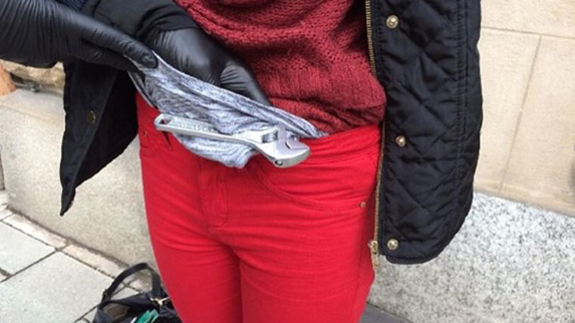 Eines der Mädchen führte eine Rohrzange in ihrer Hose mit sich. Die Aufnahmen wurden unmittelbar bei der Festnahme gemacht.