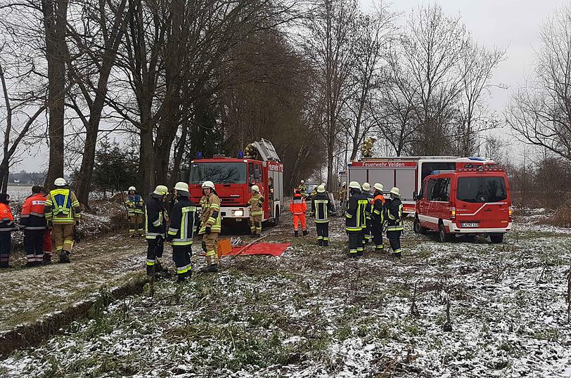 Ein Großaufgebot an Rettungskräften war in Velden im Einsatz, nachdem ein Auto in der Vils gefunden worden war.
