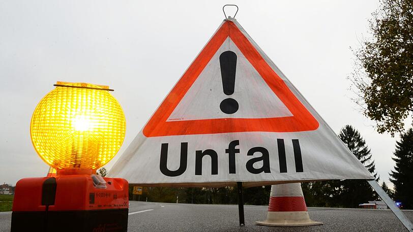 In Peißenberg sind am Dienstag zwei Brüder bei einem Autounfall gestorben. (Symbolbild)