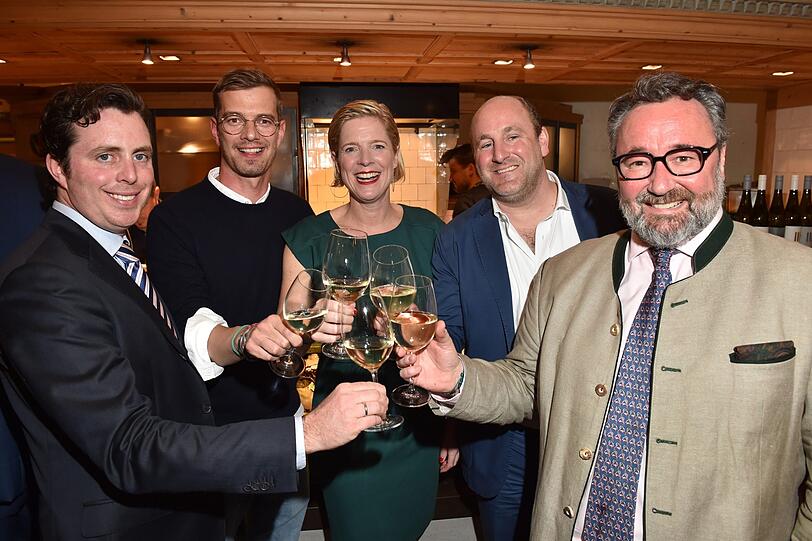 Die Gastgeber Anton Graf von Faber Castell, Daisy Rosemeyer-Elbers, Sebastian Kuffler und Stephan Kuffler mit Joko Winterscheidt (2.v.l.)