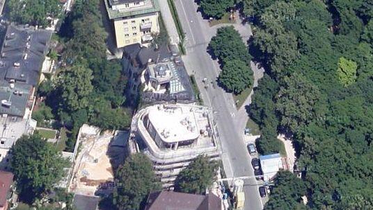 In diesem Bereich der Königinstraße sollen die Parkverbotsschilder wegfallen. In diesem Bereich der Königinstraße sollen die Parkverbotsschilder wegfallen.