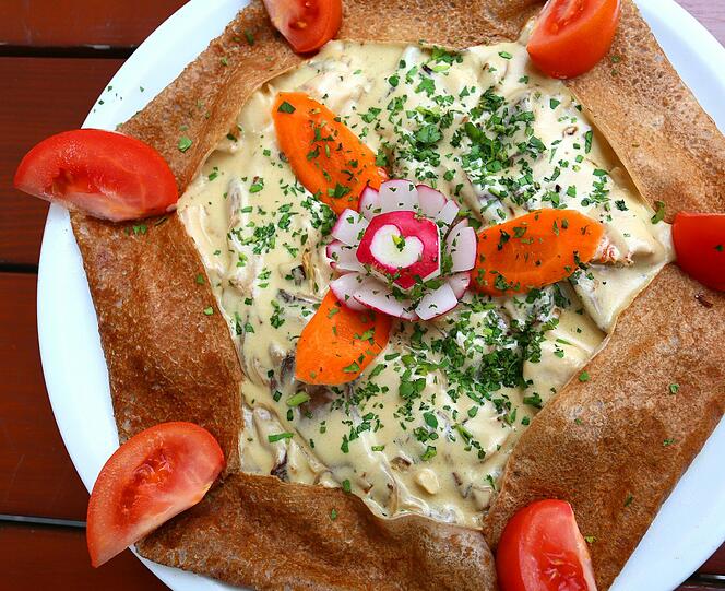 Liebevoll angerichtet und herrlich im Geschmack: Die Galette Vendéenne der Creperie Cabus.	Foto: Petra Schramek