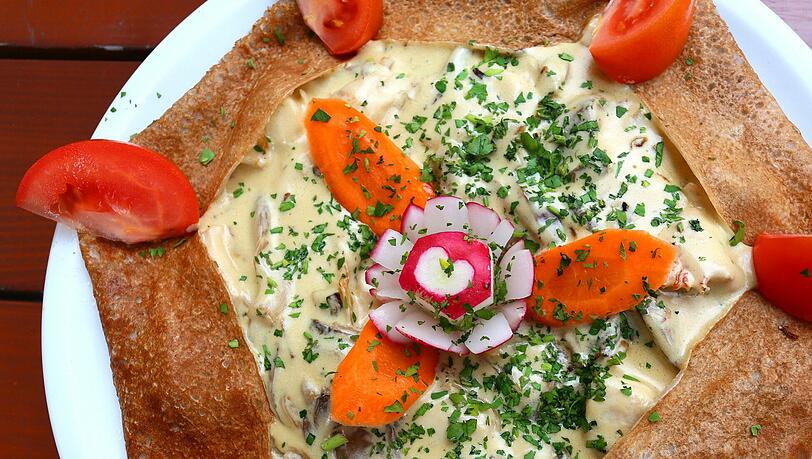 Liebevoll angerichtet und herrlich im Geschmack: Die Galette Vendéenne der Creperie Cabus. Foto: Petra Schramek Liebevoll angerichtet und herrlich im Geschmack: Die Galette Vendéenne der Creperie Cabus. Foto: Petra Schramek