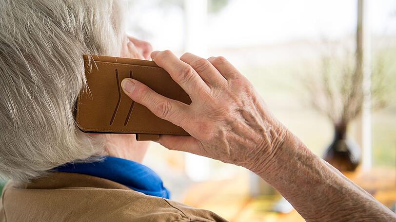 Eine Münchnerin (80) wird Opfer einer Betrugsmasche am Telefon. (Symbolbild)