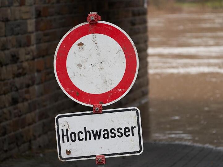 Ein Schild warnt vor einer Unterführung vor dem Hochwasser.