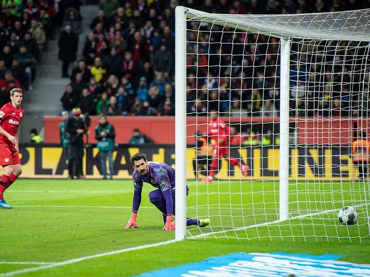 Leverkusens Lars Bender erzielt gegen Torwart Roman Bürki von Dortmund das 4:3.