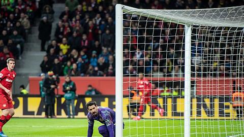 Leverkusens Lars Bender erzielt gegen Torwart Roman Bürki von Dortmund das 4:3.