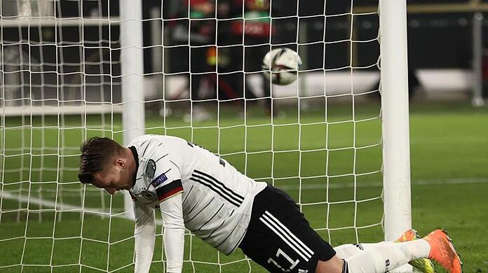 Der Schütze zum 4:0, Marco Reus, stützt sich neben dem Tor auf. Der Schütze zum 4:0, Marco Reus, stützt sich neben dem Tor auf.