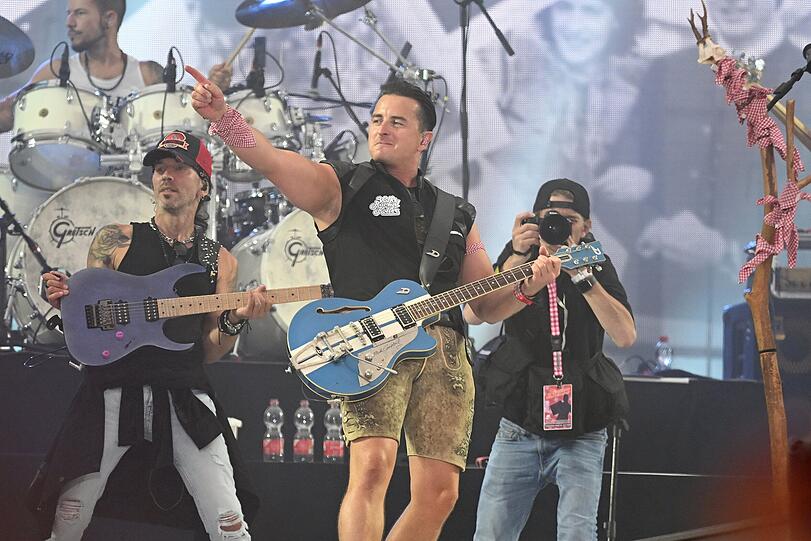 Andreas Gabalier stimmt die Massen ein