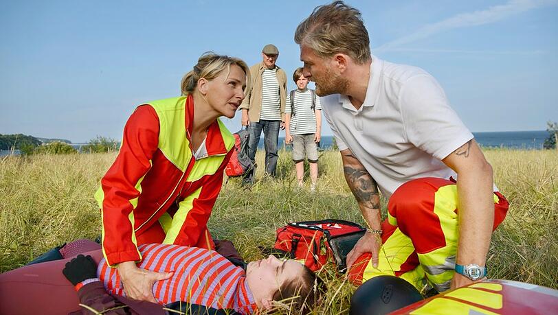 "Praxis mit Meerblick: Die Kämpferin": Nora (Tanja Wedhorn, l.) und Lars (Bo Hansen, r.) versorgen Jen (Anne-Marie Lux, M.).
