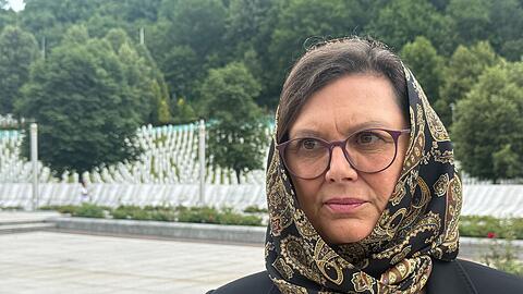 Bayerns Landtagspräsidentin Ilse Aigner (CSU) erinnert in Bosnien-Herzegowina an die Opfer des Völkermords von Srebrenica. Bayerns Landtagspräsidentin Ilse Aigner (CSU) erinnert in Bosnien-Herzegowina an die Opfer des Völkermords von Srebrenica.