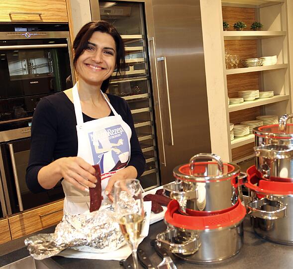 So viel Spaß macht ihr das Kochen: Siegerin Karine Mnatsakanyan bei der Zubereitung ihrer Hasenrücken.