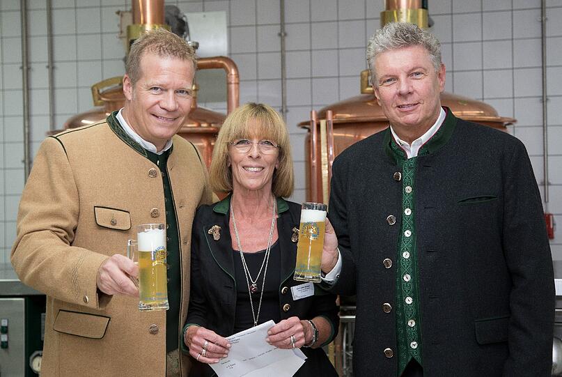 Andreas Steinfatt (l.) und Dieter Reiter mit der Schulleiterin Cornelia Brauer.