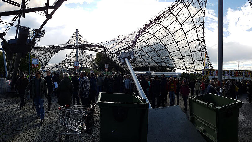 Das Warten auf die alten Herren. Vor Beginn des Konzerts der Rolling Stones in München stehen Fans vor dem Olympiastadion.
