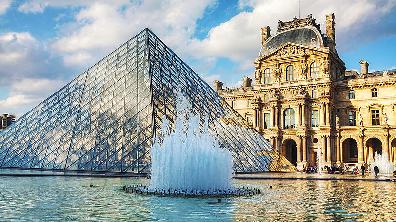 Die berühmte Glaspyramide im Innenhof des Louvre in Paris.