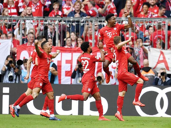 Die Bayern-Spieler feiern das vorentscheidende 2:1 von David Alaba gegen Eintracht Frankfurt.