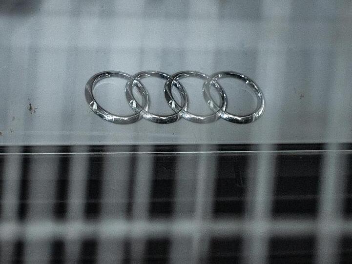 Die Audi-Ringe auf einem Wagen des Herstellers. Foto: Armin Weigel/Archivbild