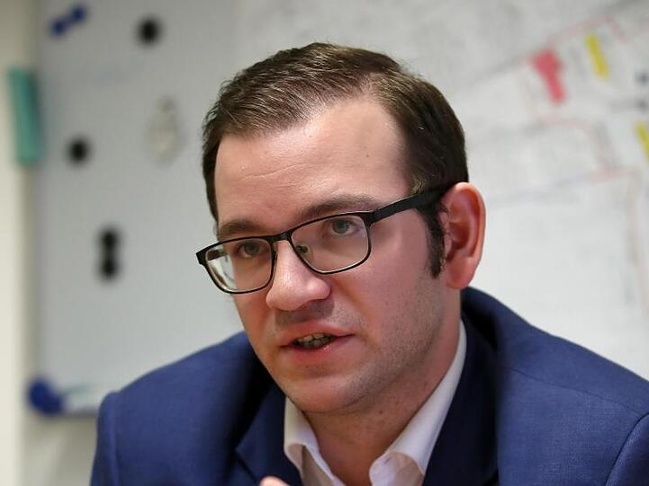 Markus Oesterlein, Leiter der Aufnahmeeinrichtung für Geflüchtete in Bamberg, während eines Interviews. Foto: Daniel Karmann/Archiv