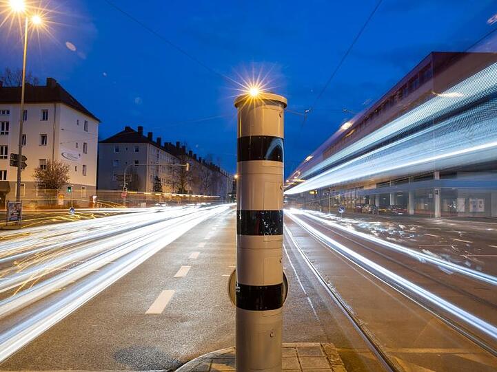 Eine Blitzsäule (PoliScan red+speed) mit kombinierter Überwachung von Rotlicht und Geschwindigkeit steht an einer Ampelkreuzung in der Nürnberger Innenstadt.