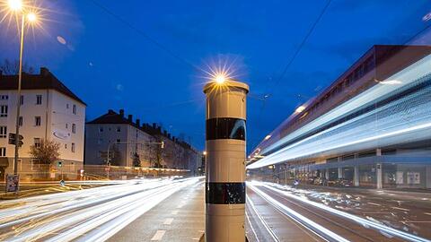 Eine Blitzsäule (PoliScan red+speed) mit kombinierter Überwachung von Rotlicht und Geschwindigkeit steht an einer Ampelkreuzung in der Nürnberger Innenstadt.