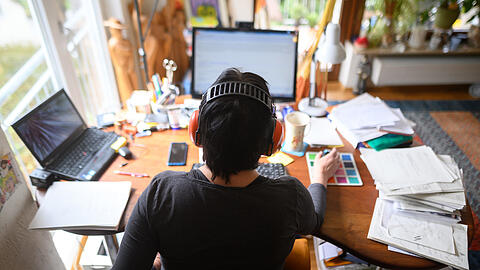 Konzentration im Homeoffice: Oft helfen Kopfhörer.