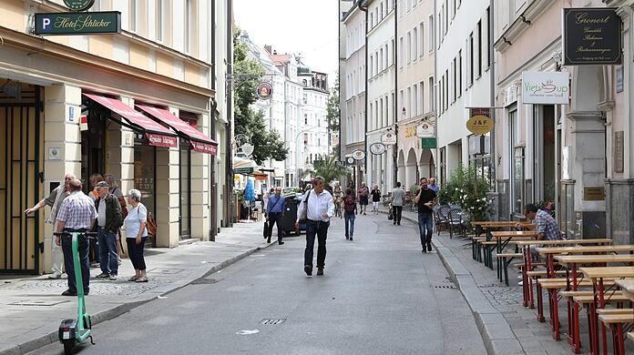 Gleich hinterm Viktualienmarkt ist die westliche Westenriederstraße jetzt schon Flaniermeile – und "Spielstraße". Heißt: Durchfahren geht noch, parken nicht mehr.