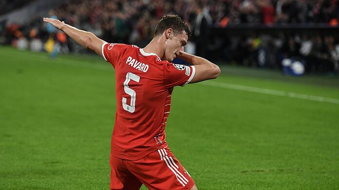 Tor-Party mit dem "Dab"-Jubel: Benjamin Pavard gelingt im Spiel gegen Inter der Befreiungsschlag – dann zeigt er die Pose des verstorbenen US-Rappers Takeoff.