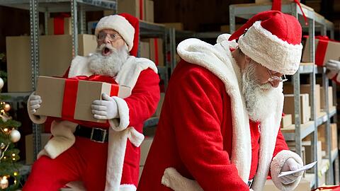 Der Weihnachtsmann benötigt etwas Zeit, um alle Geschenke zu bringen.