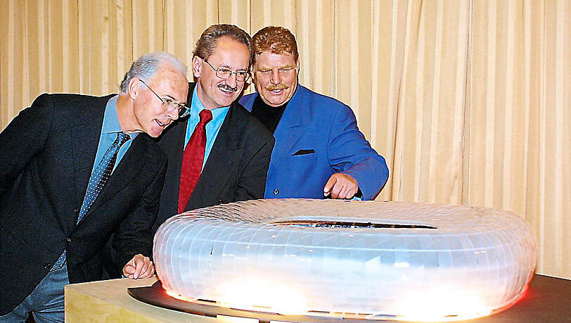 Zwei Löwen und ein Kaiser: Ude zusammen Franz Beckenbauer (†78) und Karl-Heinz Wildmoser (†71) beim Blick auf die Allianz Arena. Zwei Löwen und ein Kaiser: Ude zusammen Franz Beckenbauer (†78) und Karl-Heinz Wildmoser (†71) beim Blick auf die Allianz Arena.