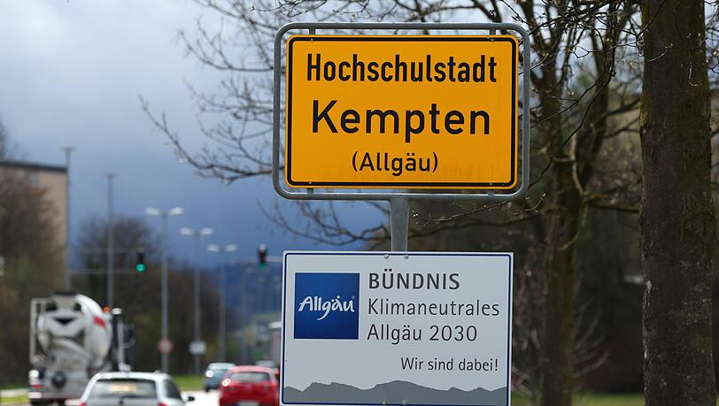 Wegen des Einsatzes wurde die Bundesstra&szlig;e 12 in Kempten zeitweise gesperrt. (Archivbild)