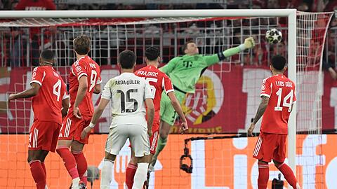 Dran mit der Hand - und doch ist der Ball drin: Manuel Neuer ist hilflos beim 1:2.