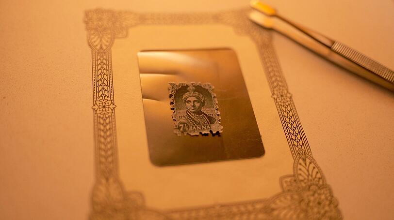 Was ein kleines St&uuml;ckchen Papier alles ausl&ouml;sen kann: Die seltene indische Briefmarke "Der falsche Sultan" ist sehr viel Geld wert, so viel, dass daf&uuml;r sogar gemordet wird.