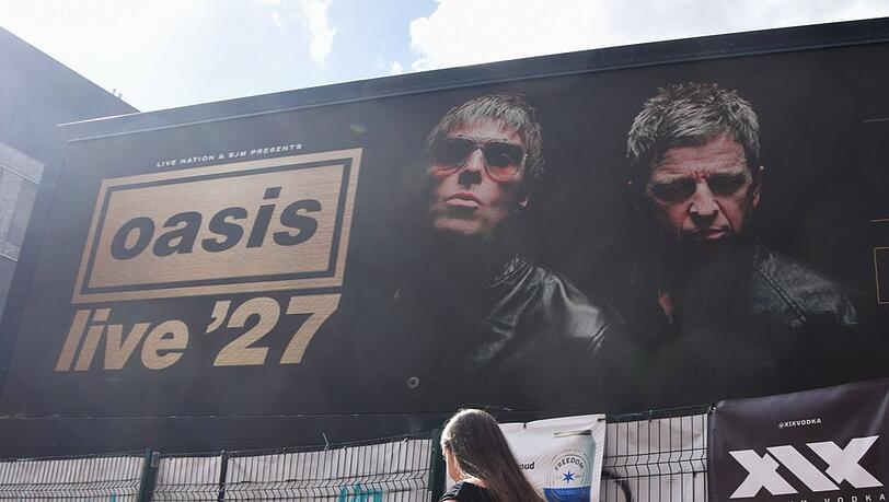 In Großbritannien werben große Plakate für die Oasis-Tour 2027. In Großbritannien werben große Plakate für die Oasis-Tour 2027.