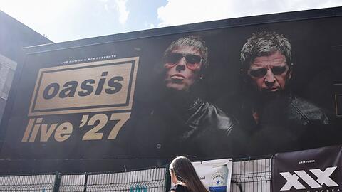 In Gro&szlig;britannien werben gro&szlig;e Plakate f&uuml;r die Oasis-Tour 2027.