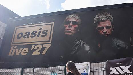 In Gro&szlig;britannien werben gro&szlig;e Plakate f&uuml;r die Oasis-Tour 2027.