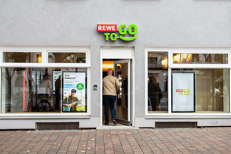 24 Stunden am Tag, sieben Tage die Woche hat diese "Rewe To Go" geöffnet. 24 Stunden am Tag, sieben Tage die Woche hat diese "Rewe To Go" geöffnet.
