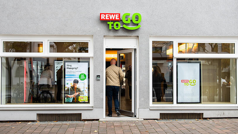 24 Stunden am Tag, sieben Tage die Woche hat diese "Rewe To Go" geöffnet. 24 Stunden am Tag, sieben Tage die Woche hat diese "Rewe To Go" geöffnet.