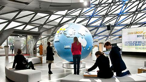 Im Doppelkegel der BMW Welt werden das Unternehmen BMW Group und seine Mitarbeiter präsentiert.