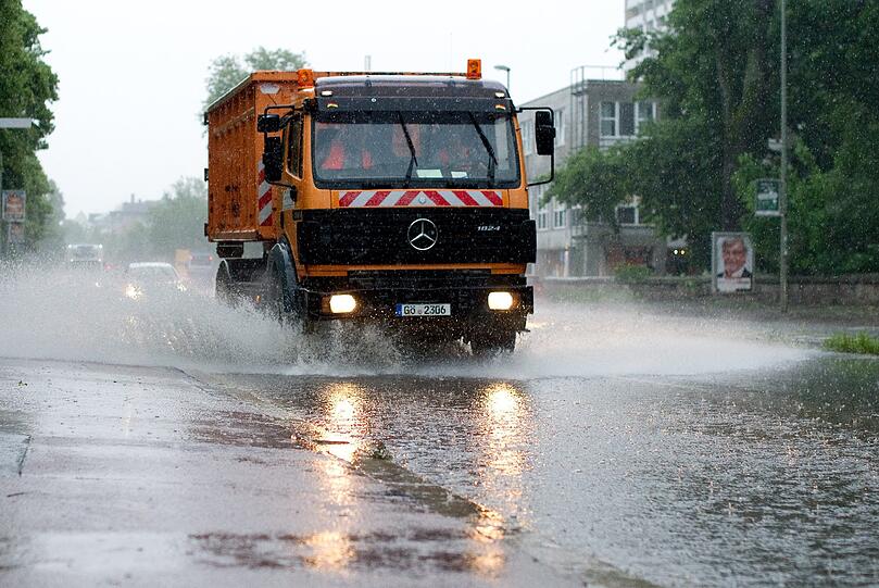 Im Dauer-Einsatz: Ein Fahrzeug der städtischen Entsorgungsbetriebe in Göttingen (Niedersachsen).