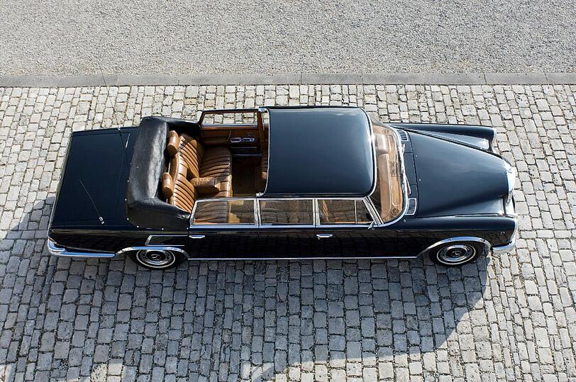 Paradewagen für Papst und Politiker: die Landaulet-Variante des Mercedes 600 Pullman.