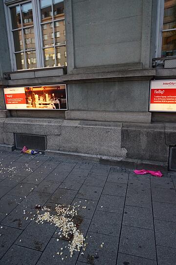 Popcorn, Spielsachen und eine Braut-Schleife liegen nach dem Tumult auf der Straße verteilt.