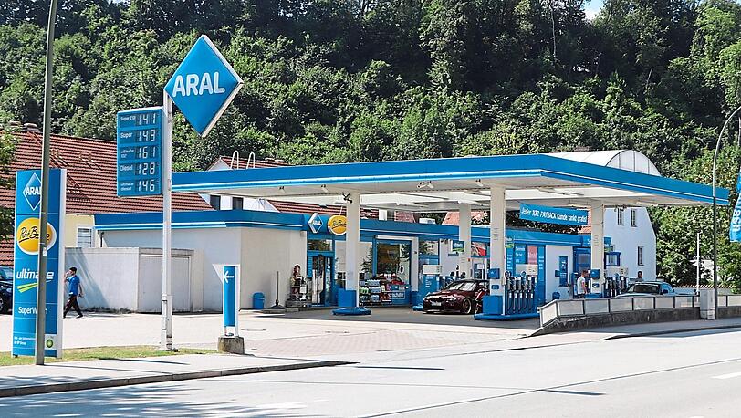 Die Tankstelle an der Niedermayerstraße ist 24 Stunden geöffnet. Mit einem gezückten Messer betritt gestern der Räuber den Kassenraum und flüchtet anschließend mit seiner Beute.