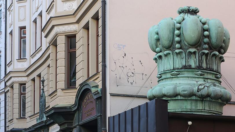 Rothmundstraße: Eine Spenglerei, ein Schuster und ein Brautmodenladen. Die Gebäude sehen noch aus wie zum vorletzten Jahrhundertwechsel.