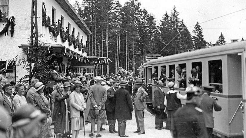 Die Zahnradbahn zur Zugspitze bei ihrer Jungfernfahrt.